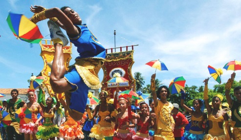 Démonstration de danse du Frevo au carnaval de Recife.