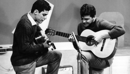Chico Buarque jouant de la guitare à la télévision dans les années 60.