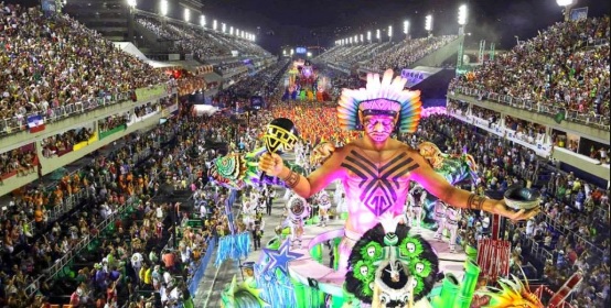 char du carnaval défilant au sambodrome de Rio de Janeiro.