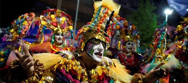 Personnage costumé du défilé d'une école de samba au carnaval de Rio de Janeiro.