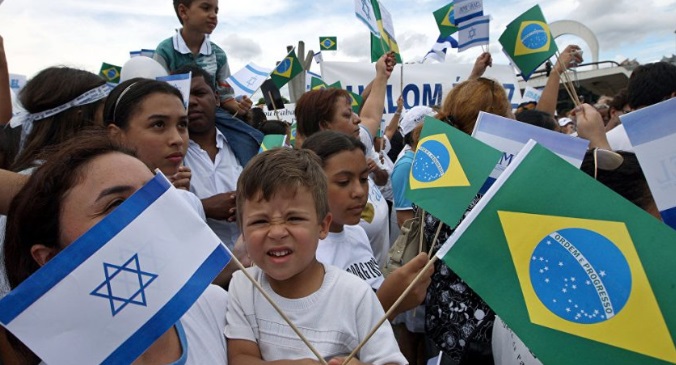 Manifestation de juifs avec drapeau du Brésil et d’Israël.