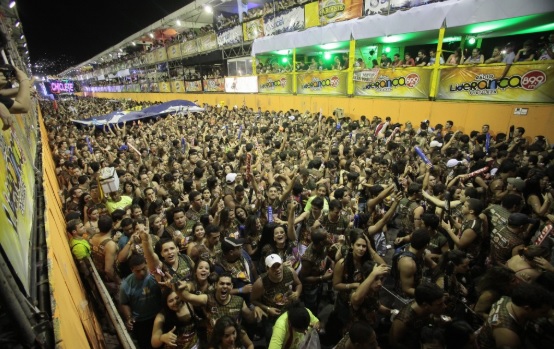 foule en liesse lors d'une micareta au Brésil.