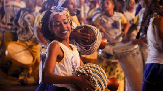 jeunes femmes noires jouant des percussion durant la nuits des tambours silencieux.