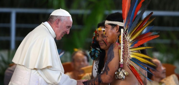 Pape Francisco et indigéne brésiliens se serrent la main.