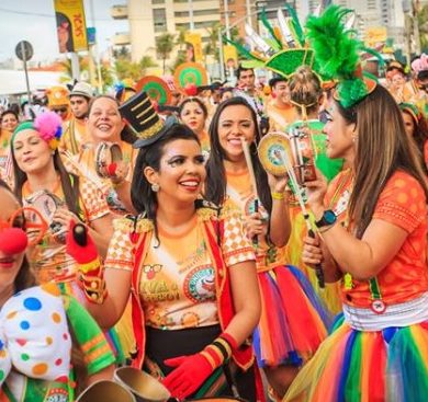 Bateria de samba défilant pour le précarnaval à Fortaleza.