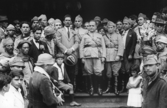 Phot noir et blanc Getulios Vargas et ses troupes.