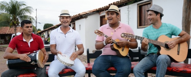 4 musiciens de Samba en train de jouer dans une rue au Brésil.
