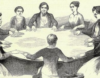 Gravure ancienne d'une scéance de spiritisme en rond autour d'une table.