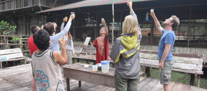 groupe de touriste buvant l'ayahuasca avec une chamane au Pérou.