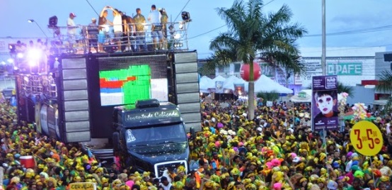 camion recouvert d'enceitne au milieu de la foule d'une micareta au Brésil.