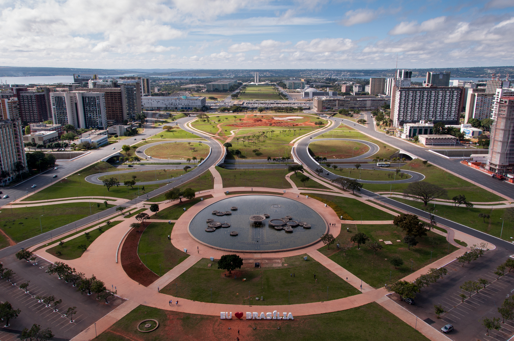 Vue aérienne de l'Eixo Monumental à Brasilia.