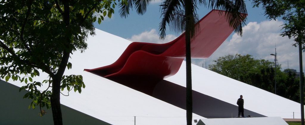 Vue de l'entrée de l'auditorium du Parc Ibirapuera de Niemeyer à São Paulo.