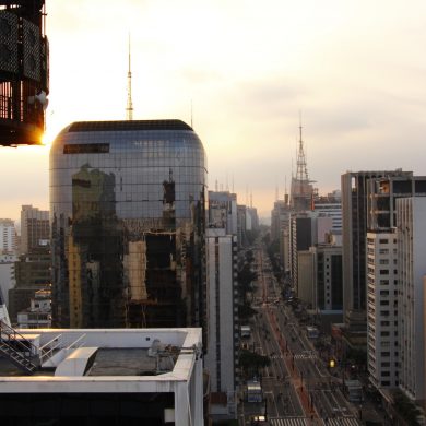 Vue depuis le sommet d'un immeuble de l'Avenue Paulista dans le centre de Sao Paulo au Brésil.