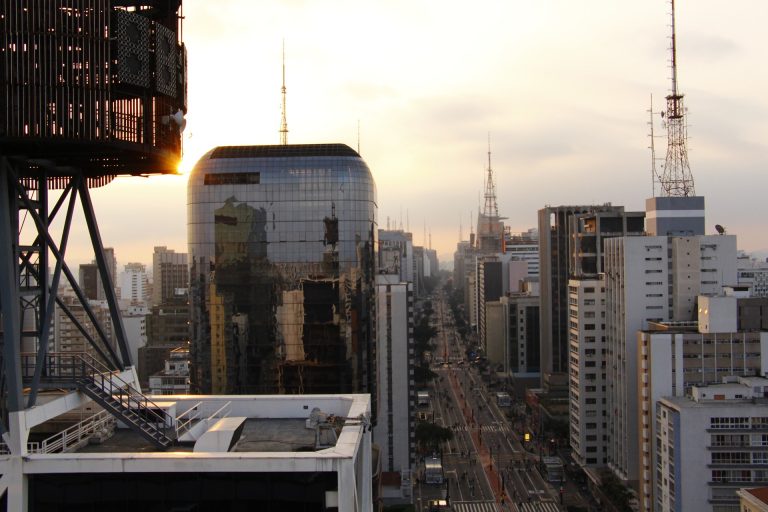 Vue depuis le sommet d'un immeuble de l'Avenue Paulista dans le centre de Sao Paulo au Brésil.