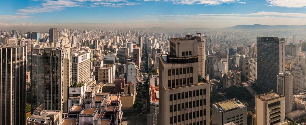 Vue panoramique depuis les toits de São Paulo au Brésil.