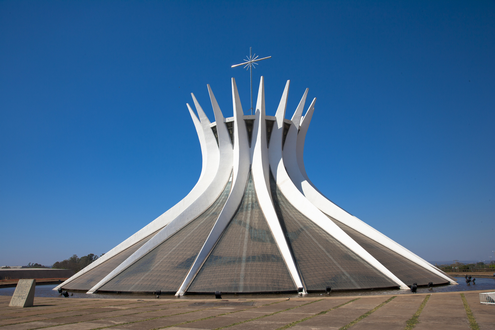 vue de l'extérieur de la cathédrale de Brasília au Brésil.