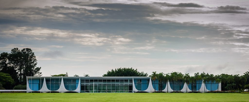 Vue frontale du Palais présidentiel de Brasília au Brésil.