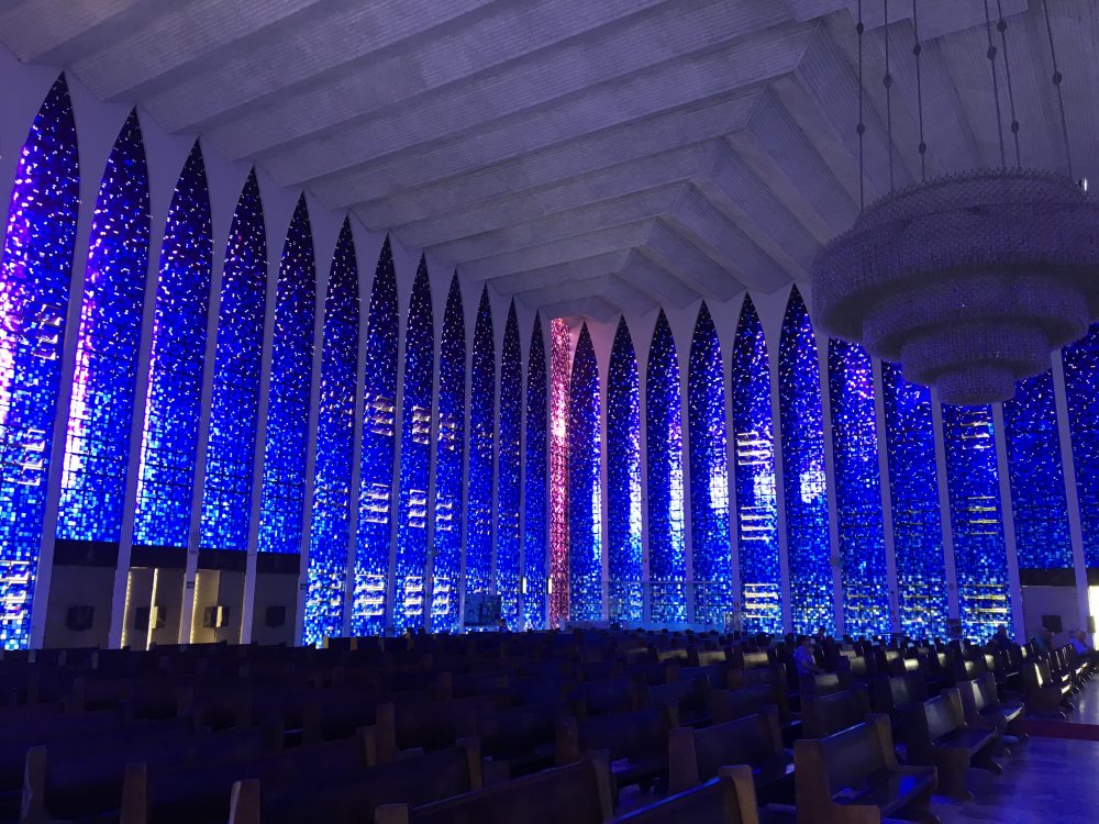 Vue de l'intérieur d'une église moderne à Brasilia au Brésil.