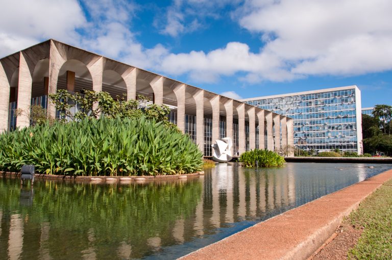 vue latérales sur le Palais Itamaraty à Brasilia au Brésil.