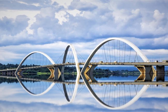 Vue du pont de Brasilia depuis la rive.