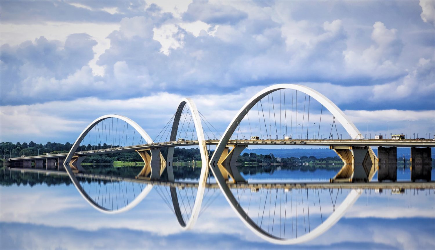 http://Vue%20du%20pont%20de%20Brasilia%20depuis%20la%20rive.