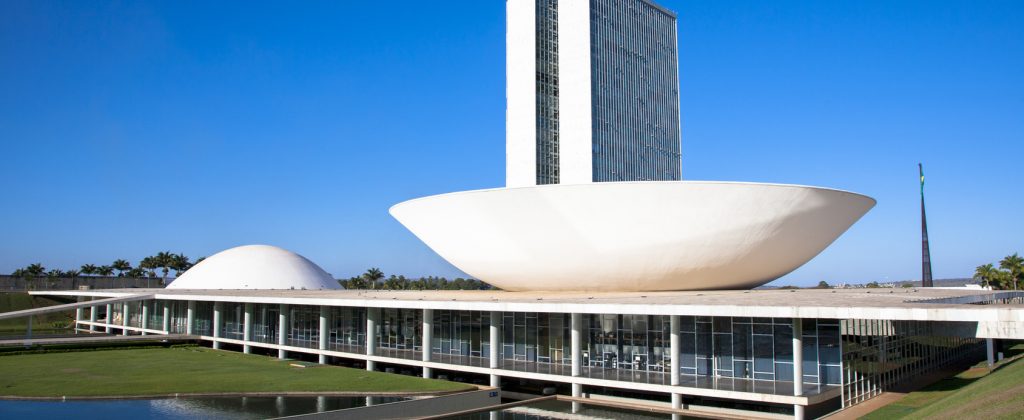 Vue oblique du Palais du Congrès National de Brasília au Brésil.