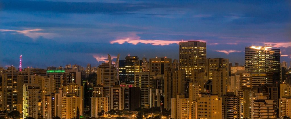 Vue crépuscule d'immeubles illuminés à São Paulo au Brésil.