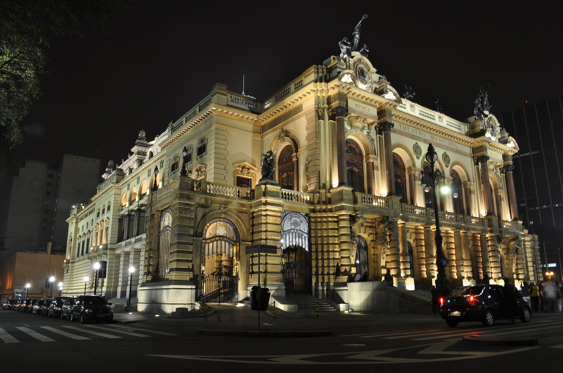 Vue du Théâtre Municipal de São Paulo de nuit. 