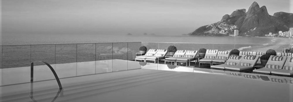 Vue de la piscine sur le toit de l'hôtel Rio Fasano.