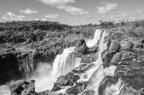 vue des chutes d'Iguaçu en noir et blanc