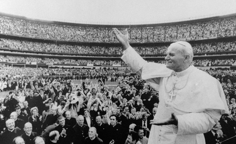 Le pape Jean Paul 2 au stade de Maracanau au Brésil.