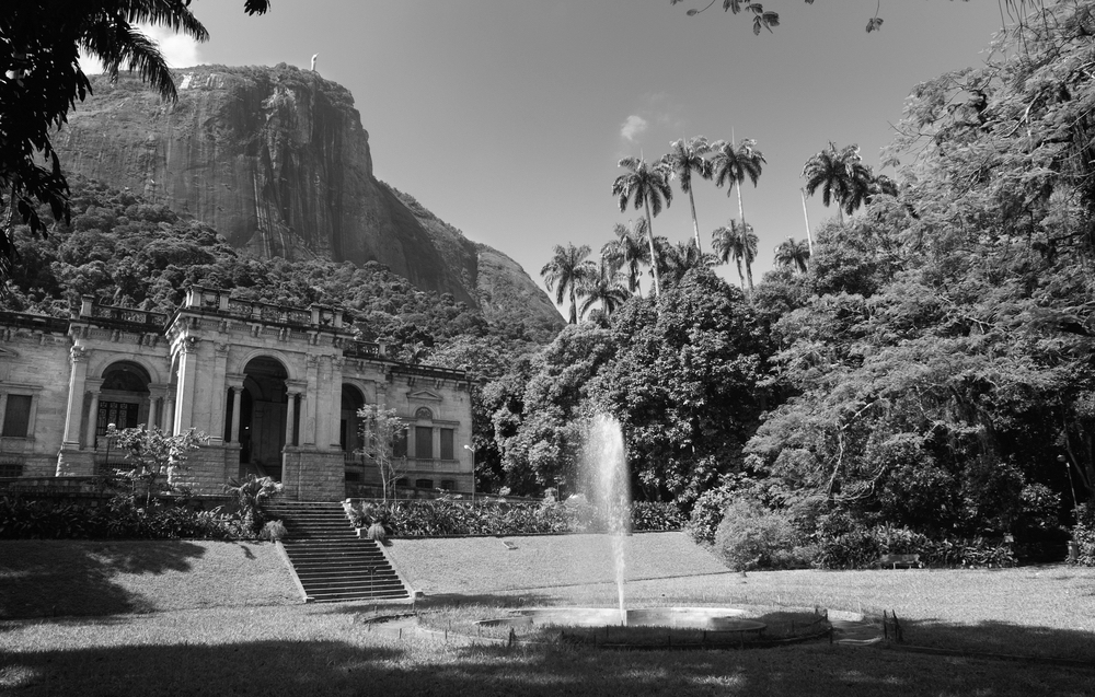 Vue du Parc Lage à Rio de Janeiro en noir et blanc.