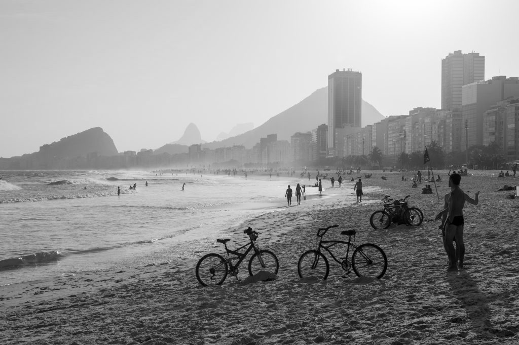 Bicyclettes sur la plage de Leme à Rio de Janeiro.