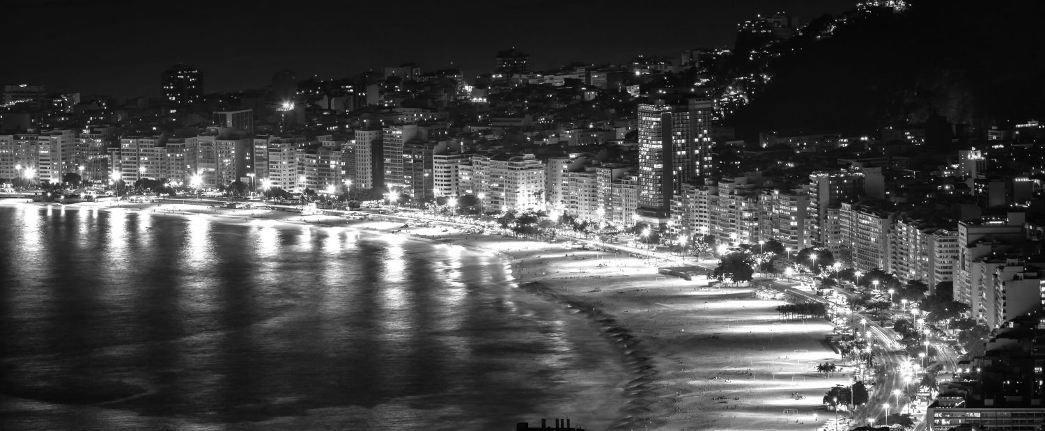 Vue de Copacabana de nuit.