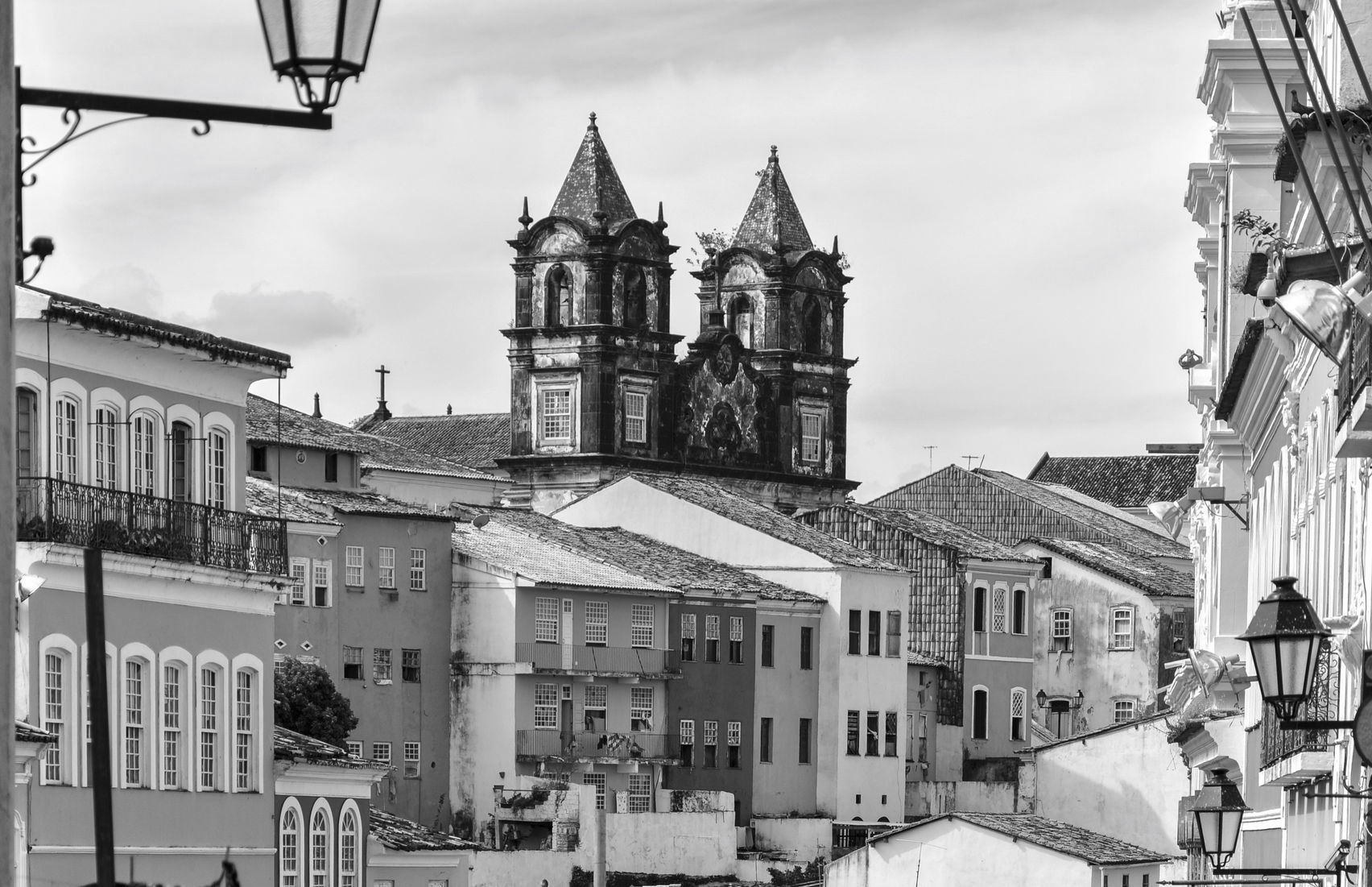 Vue de clocher dans le quartier du Pelourinho à Salvador de Bahia.