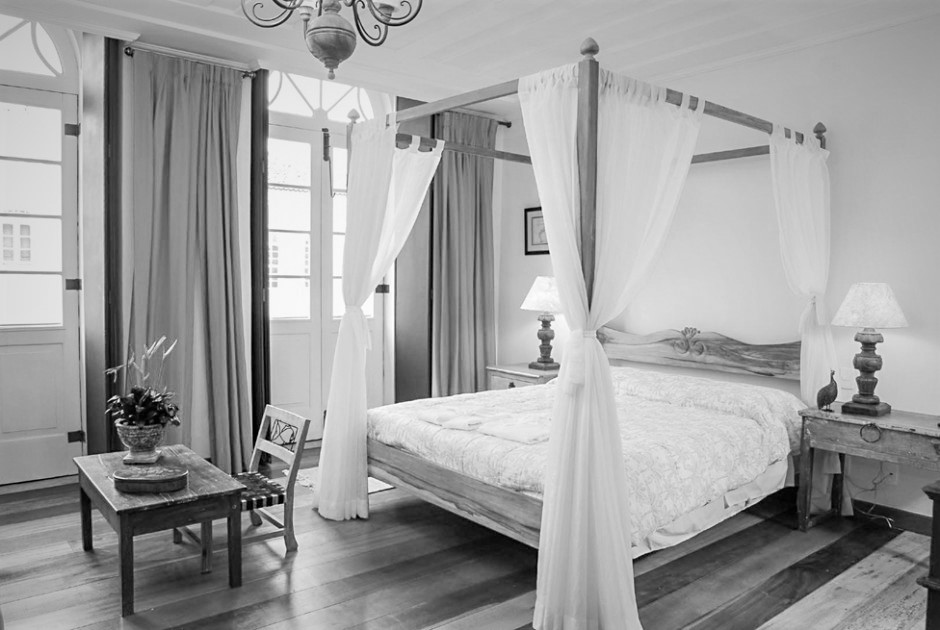 Vue du lit à baldaquin dans une chambre du Villa Bahia.