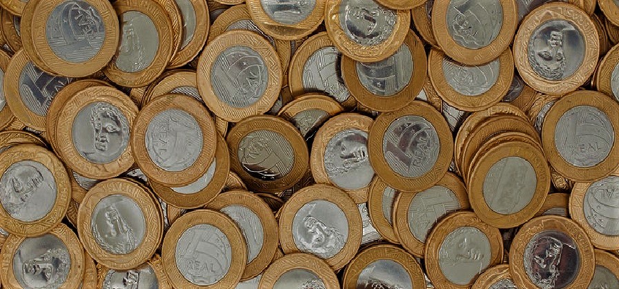 Pièce de monnaie brésilienne de 1 real étalées.