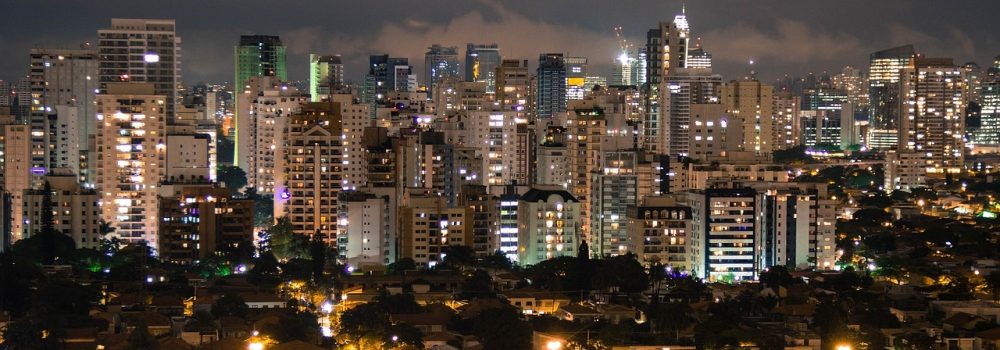 vue nocturne des toits du quartier des affaires de Sao Paulo.