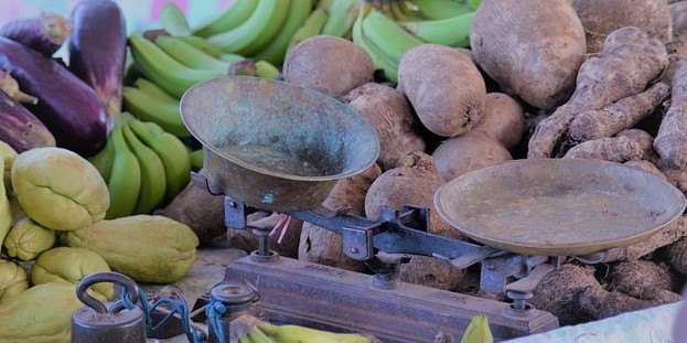 balance ancienne au milieu de légumes et fruits au Brésil
