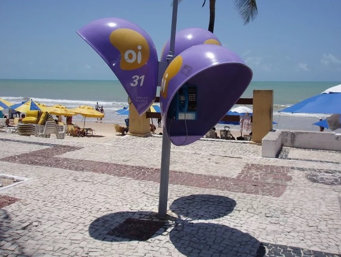 Cabines téléphoniques sur une plage au Brésil.