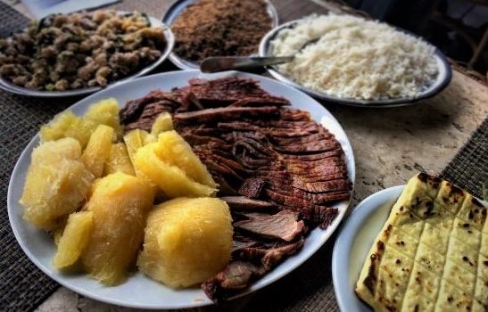 Assiette de carne do sol et de macaxeira aliments traditionnels du Nordeste du Brésil.