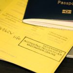 Vue du carnet jaune de vaccinations de l'OMS pour la fièvre jaune.