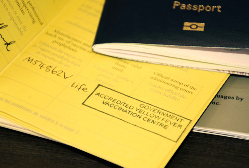 Vue du carnet jaune de vaccinations de l'OMS pour la fièvre jaune.