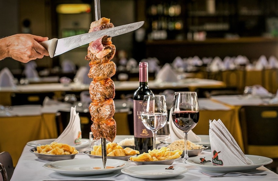 table de restaurant de barbecue brésilien churasqueira avec broche de viande picanha.