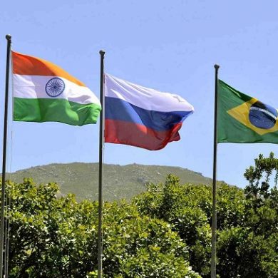 Drapeaux des pays du groupe BRICS flottants au vent.