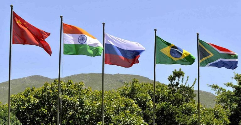 drapeaux des pays du groupe BRICS flottants au vent.