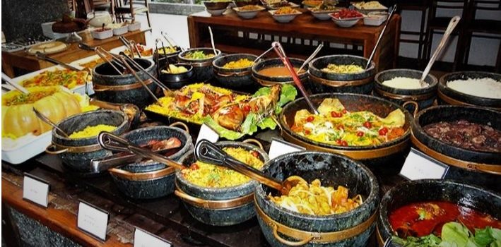 buffet de restaurant au kilo au Brésil.