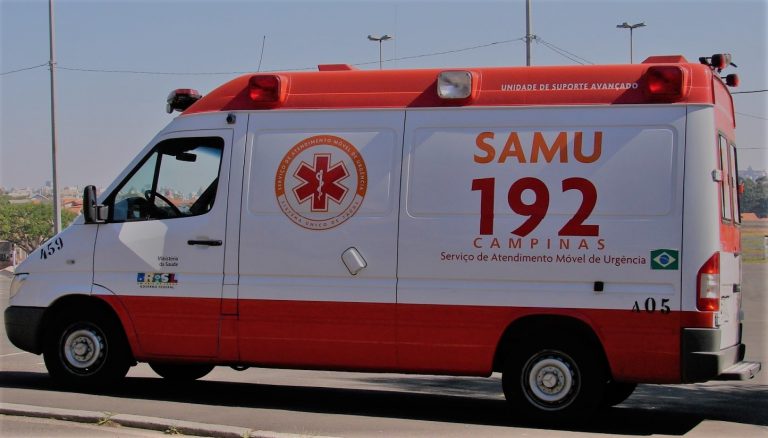 Vue latérale d'une camionnette d'ambulance au Brésil.
