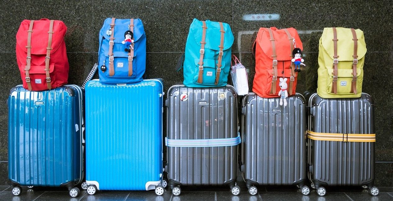 valise et sacs à dos aligné dans le hall dans un aéroport au Brésil.