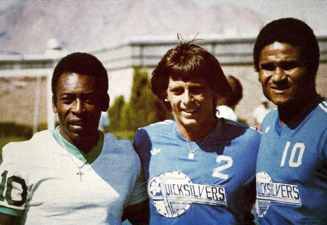 Pelé et 2 joueurs de football américain des quiksilvers
